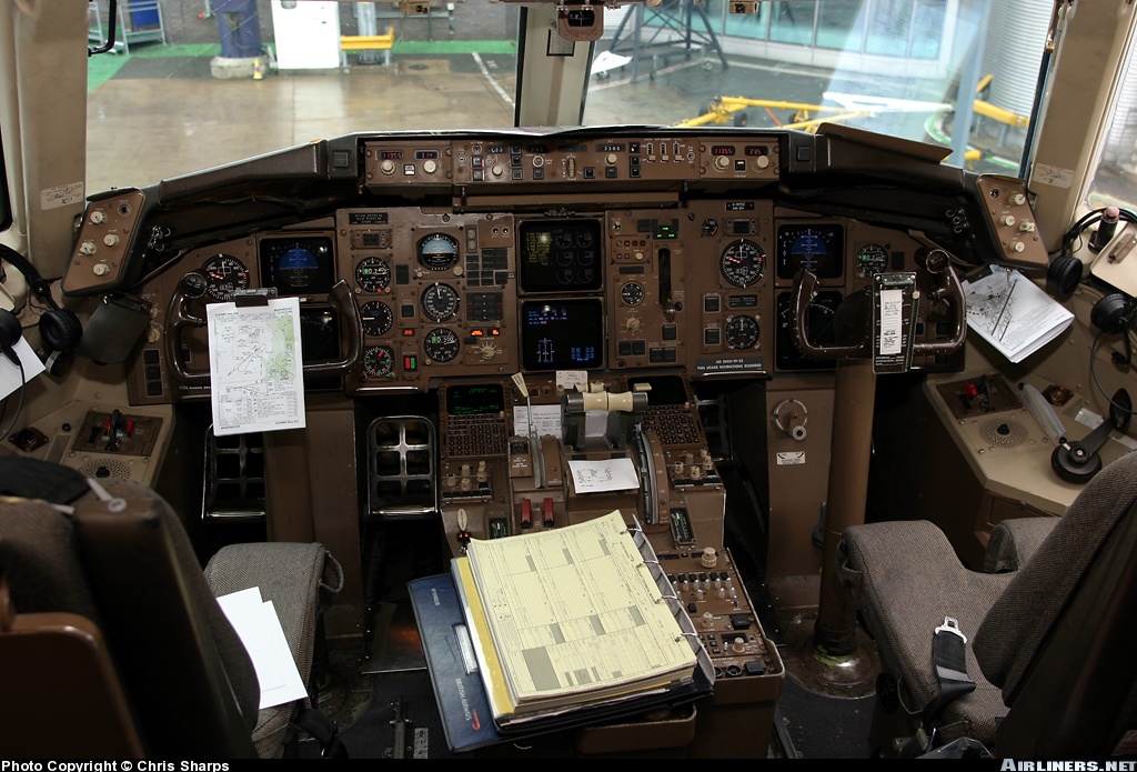 Boein 757-200 cockpit | G-BPEE | British Airways